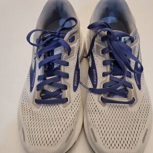 Brooks Adrenaline GTS 22 Light Grey and Purple Athletic Shoes